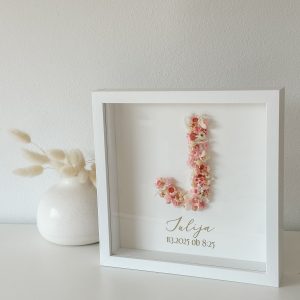 Personaliziran 3D okvir z inicialko iz suhega cvetja