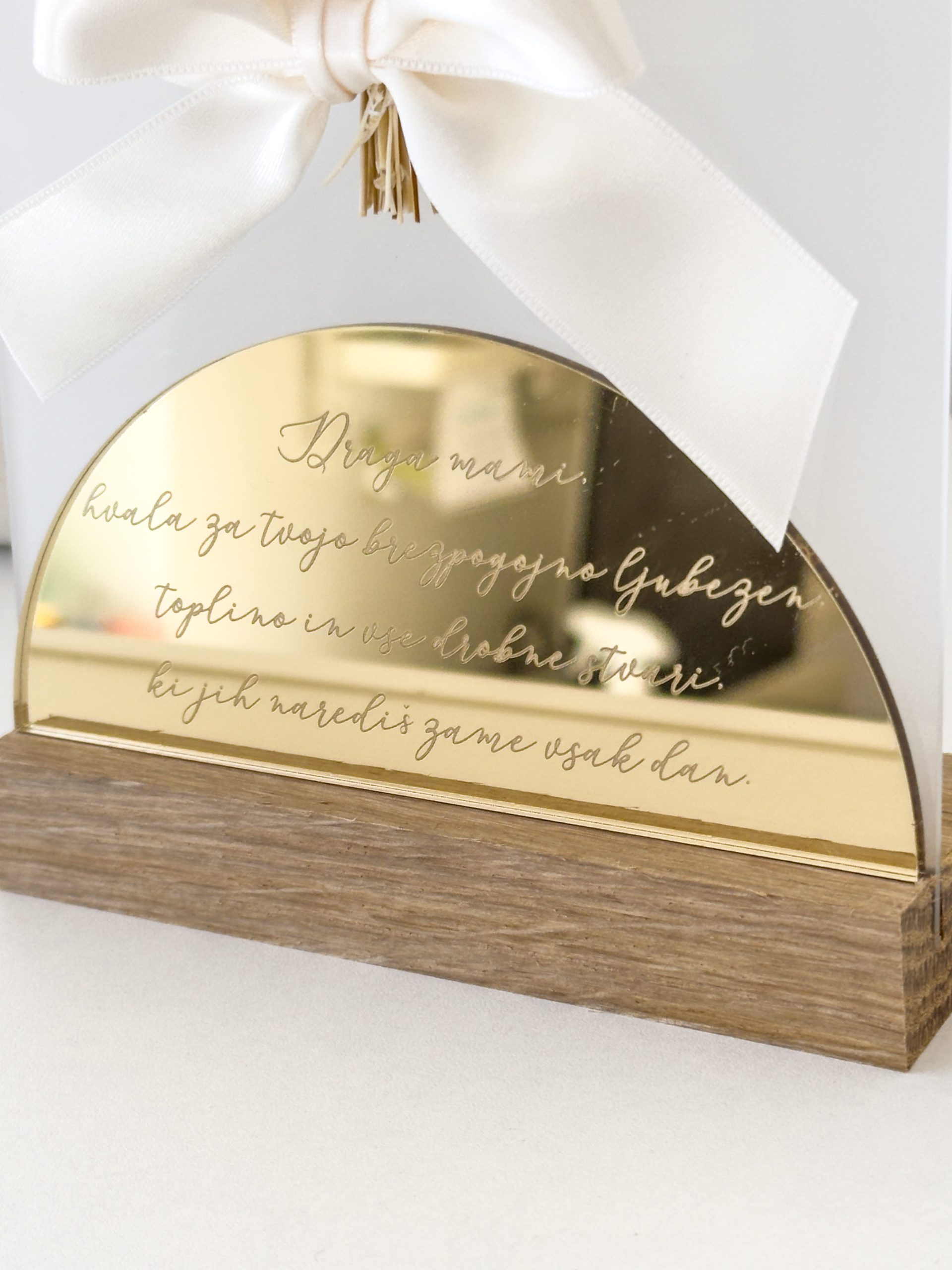 Personalizirana akrilna ploščica za materinski dan z gravuro za mamo, suhim cvetjem in lesenim podstavkom, dimenzija 17x13 cm – unikatno darilo Manali.