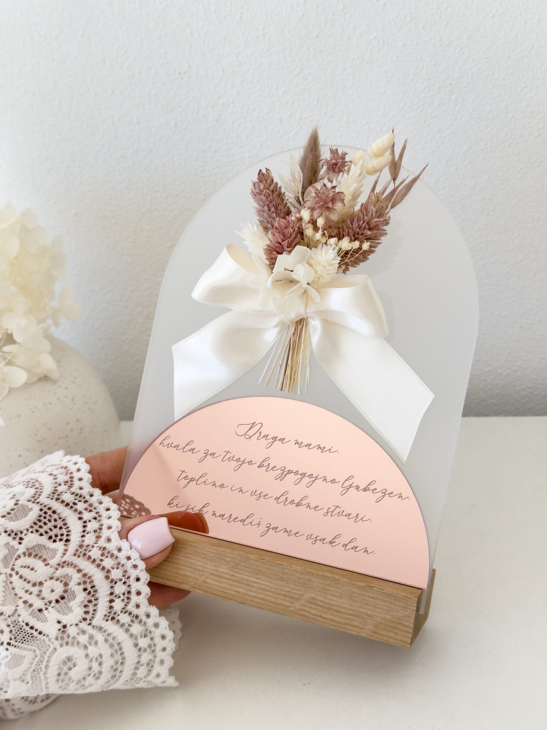 Personalizirana akrilna ploščica za materinski dan z gravuro za mamo, suhim cvetjem in lesenim podstavkom, dimenzija 17x13 cm – unikatno darilo Manali.